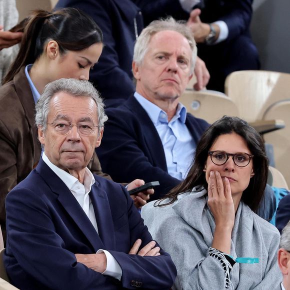 Michel Denisot, Apolline de Malherbe dans les tribunes lors des Internationaux de France de Tennis de Roland Garros 2025, à Paris, France, le 4 juin 2025. © Jacovides-Moreau/Bestimage