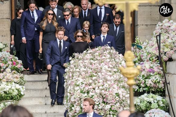 Pour rendre un dernier hommage à Mathilde Favier, de très nombreuses personnalités du cinéma, de la mode, des médias et de la politique avaient fait le déplacement.

Robert Agostinelli, ses enfants Héloïse Agostinelli, Carlo Agostinelli et les proches de la défunte - Sortie des obsèques de Mathilde Favier en l'église Saint-Sulpice à Paris le 31 aout 2026. © Dominique Jacovides-Cyril Moreau/Bestimage