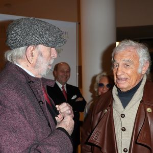 Jean-Pierre Marielle et Jean-Paul Belmondo lors du photocall du 12ème Gala 2017 de l'Association pour la Recherche sur Alzheimer à la salle Pleyel dans le 8ème arrondissement, à Paris, France le 30 janvier 2017. © Cyril Moreau/Bestimage