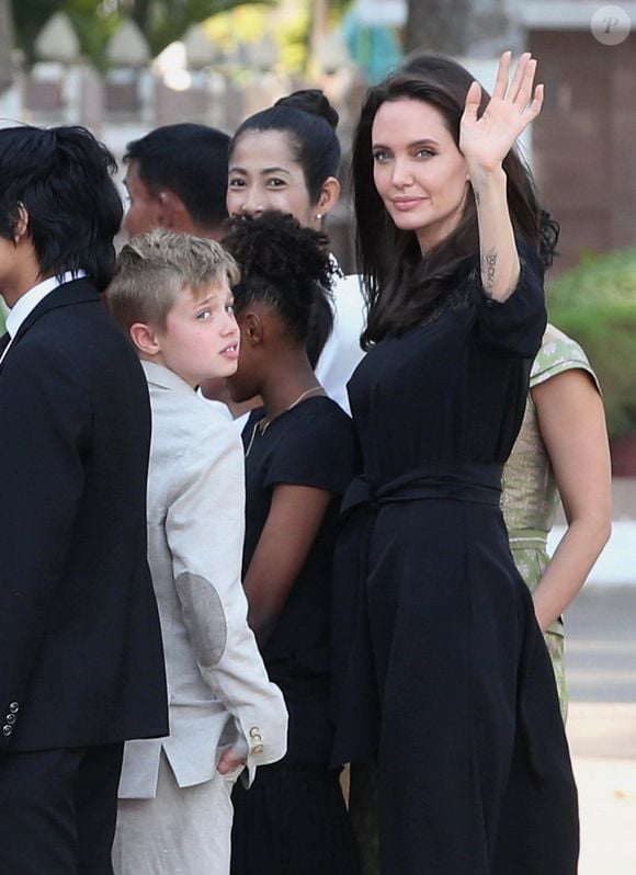Angelina Jolie s'y sent bien, au Cambodge. "Elle s'est initiée au Bouddhisme, dès l'adoption de son fils ainé Maddox, orphelin de Battambang (ville du pays, ndlr), en 2001", expliquaient nos confrères de "Gala" dans leur édition du 9 janvier 2025. 

Shiloh Jolie-Pitt - Angelina Jolie, radieuse et souriante, rend visite au roi du Cambodge Norodom Sihamoni pour la projection de son film accompagnée de ses six enfants à Siem Reap le 18 février 2017. © Bestimage