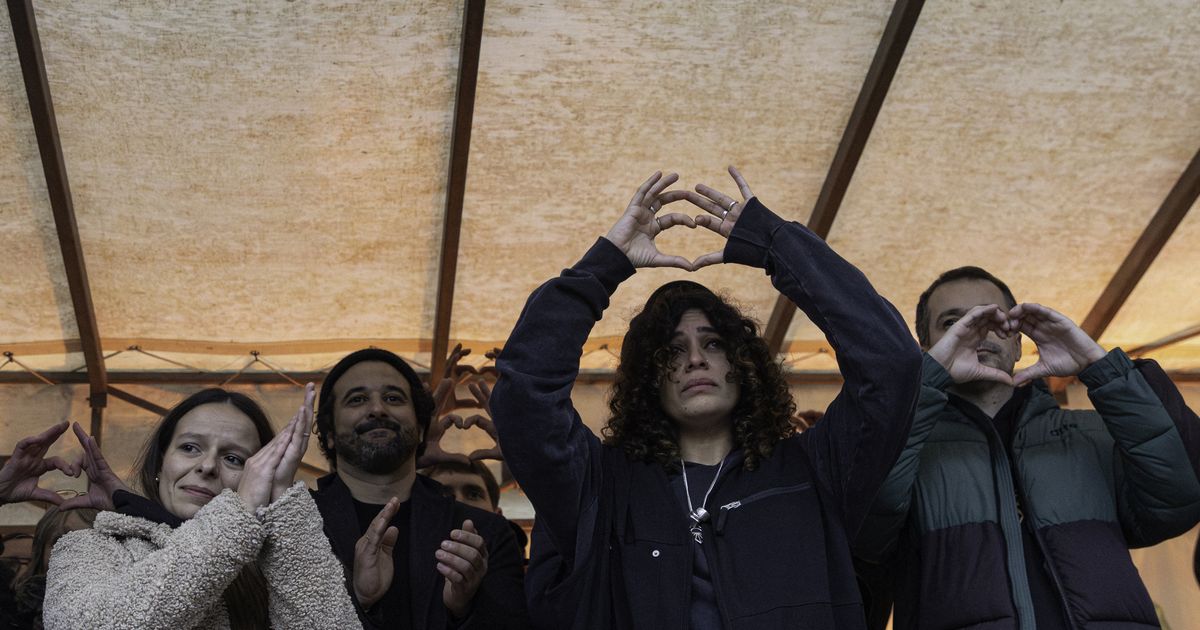Karishma, la femme de Naâman, icône de la musique disparue à 34 ans, réunie avec sa famille et 2 stars dans une ville pleine à craquer