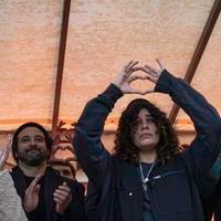 Karishma, la femme de Naâman, icône de la musique disparue à 34 ans, réunie avec sa famille et 2 stars dans une ville pleine à craquer