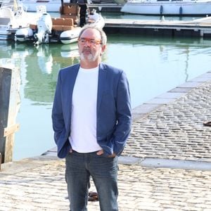 Bruno Solo lors du photocall du 'Nouveau Jour'' lors du 27ème Festival de la Fiction de la Rochelle, France, le 19 septembre 2025. © Denis Guignebourg/Bestimage