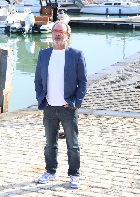 Bruno Solo lors du photocall du 'Nouveau Jour'' lors du 27ème Festival de la Fiction de la Rochelle, France, le 19 septembre 2025. © Denis Guignebourg/Bestimage