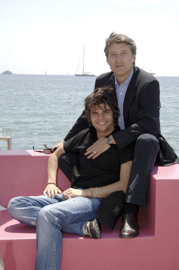 Archives - En France, à Cannes, Antoine de Caunes et son fils Louis âgé de 19 ans, lors du 59ème Festival de Cannes 2006.
© Christophe Aubert via Bestimage