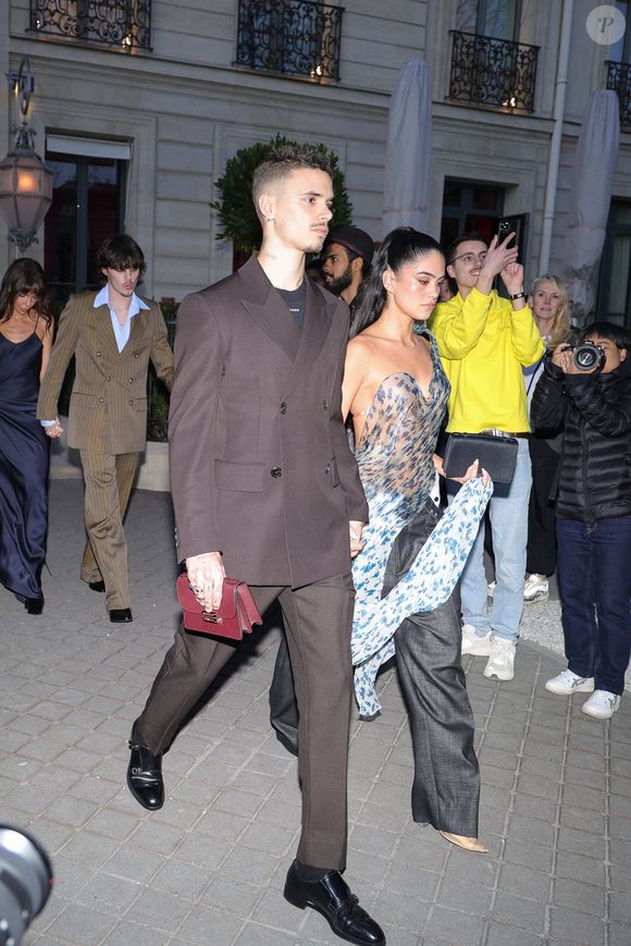 Romeo Beckham et sa petite amie Kim Turnbull quittent leur hôtel pour aller soutenir le défilé de Victoria Beckham lors de la semaine de la mode à Paris, France, le 7 mars 2025. La famille sort avec style pour cet événement très attendu. Photo par Nacer Aissaoui Nacer/SplashNews/ABACAPRESS.COM