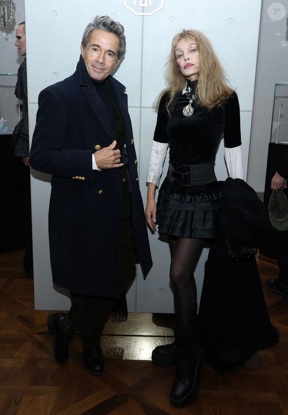 Exclusif - Vincent Darré, Arielle Dombasle - Vernissage de l'exposition "Liaisons dangereuses & Métamorphoses" du créateur Elie Top à l'occasion de ses 10 ans de création chez Christie's à Paris le 27 janvier 2025. © Denis Guignebourg/BestImage