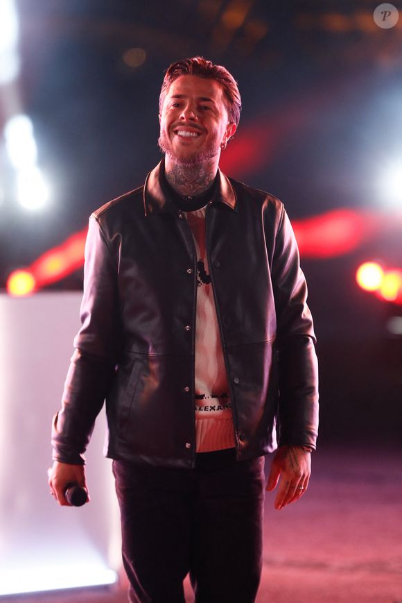 "Un mariage digne d’une star ! Yanns, le chanteur de 'Clic clic pan pan', dit 'oui' à Jade dans un mariage gitan SPEC-TA-CU-LAIRE !", ont teasé les équipes de TFX sur le compte Instagram officiel de l'émission.

Exclusif - Yanns - Tournage de l'émission "La grande soirée du 31 décembre de Paris" au Musée du Quai Branly à Paris, diffusée le 31 décembre sur France 2
© Christophe Clovis / Bestimage