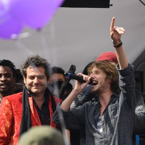 Naâman et Matthieu Chedid - Manifestation-concerts Printemps Solidaire entre les Champs-Élysées et le Pont du Carrousel à Paris le 16 avril 2017 © Lionel Urman / Bestimage