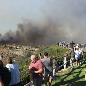 Un incendie de forêt, propagé par le vent, près de Laguna Niguel en Californie © Ruaridh Stewart/ZUMA Press Wire / Bestimage