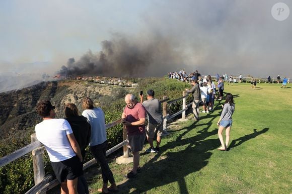 Un incendie de forêt, propagé par le vent, près de Laguna Niguel en Californie © Ruaridh Stewart/ZUMA Press Wire / Bestimage