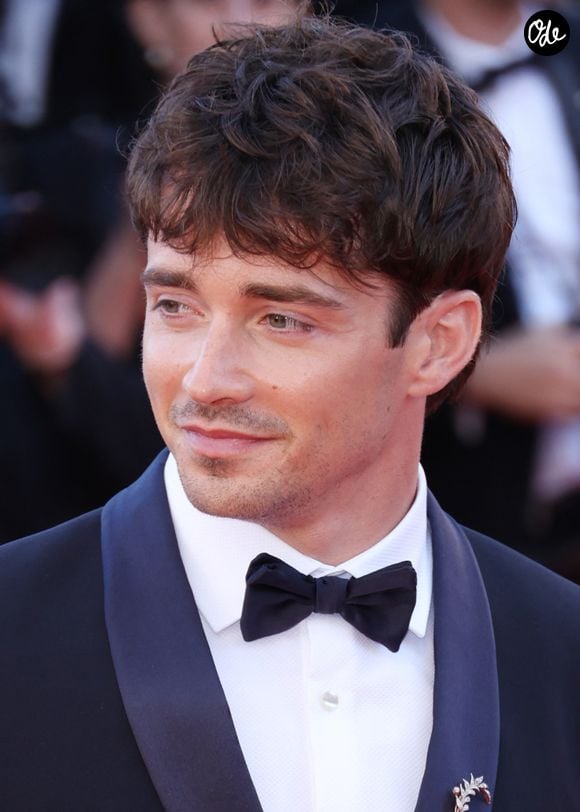 La boutique officielle de Charles Leclerc propose aujourd’hui une sélection pensée comme un véritable vestiaire autour de son nom. 

Charles Leclerc et sa femme Alexandra (Saint Mleux) - Montée des marches du film "La vie d'une femme" lors du 79ème Festival International du Film de Cannes, le 14 mai 2026. © Denis Guignebourg/Bestimage