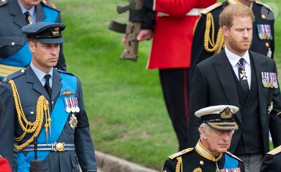Le prince William, prince de Galles, Le prince Harry, duc de Sussex - Procession pédestre des membres de la famille royale depuis la grande cour du château de Windsor, jusqu'à la Chapelle Saint-Georges, où s'est tenue la cérémonie funèbre des funérailles d'Elizabeth II d'Angleterre. Windsor, le 19 septembre 2022. AGENCE / BESTIMAGE