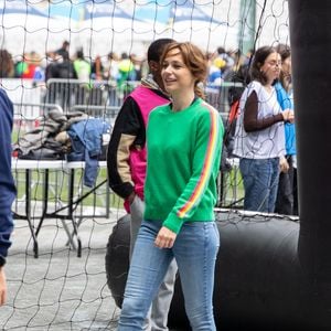 Nathalie Péchalat lors de la "Journée De L'Evasion 2025" au Stade de France à Saint-Denis.
L'association "Premiers de cordée" s'est donné comme mission de proposer gratuitement des initiations sportives aux enfants malades et/ou en situation de handicap.
Ce 28 mai 2025, avec le soutien de la Région notamment, elle propose à des milliers d'enfants de s'initier gratuitement à de nombreux sports en compagnie d'éducateurs sportifs et d'athlètes de haut niveau. Saint-Denis, le 29 mai 2025.

© Thibault Duboucher / Bestimage