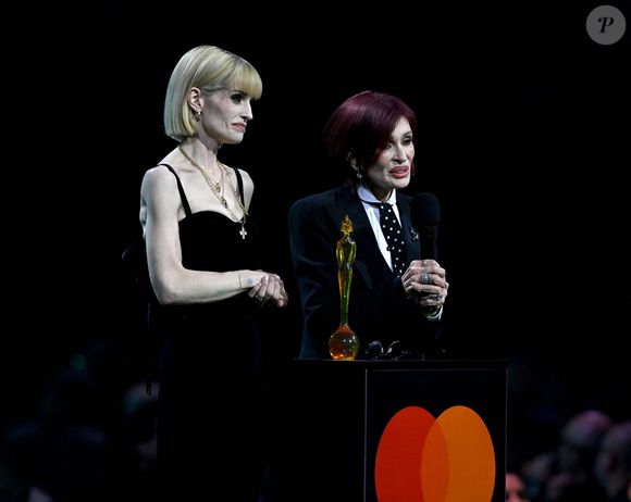 Kelly Osbourne et Sharon Osbourne sur scène lors des BRIT Awards 2026 au Co-op Live Arena à Manchester, Royaume-Uni.



Sur la photo : Kelly Osbourne - Sharon Osbourne