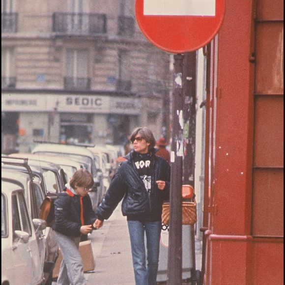 Archives : Françoise Hardy et son fils Thomas Dutronc en 1984. Photographe : Bestimage