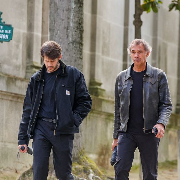 Paul Belmondo et son fils Alessandro Belmondo - Sorties des obsèques d’Alain Belmondo au crématorium du Père-Lachaise à Paris, France, le 4 septembre 2025. © Dominique Jacovides/Bestimage