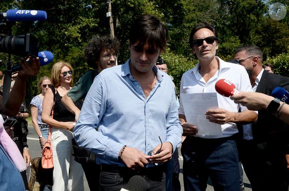 Anthony Delon et son demi-frère Alain-Fabien découvrent les hommages devant les grilles de la propriété de Douchy, quelques heures avant les obsèques de leur père, A.Delon, le 24 août 2024. Décédé le 18 août 2024, l'acteur a rendu son dernier souffle, entouré des siens dans sa propriété de Douchy, où il sera inhumé, le 24 août 2024 vers 17 heures dans une chapelle, construite il y a une vingtaine d'années. Agence / Bestimage
