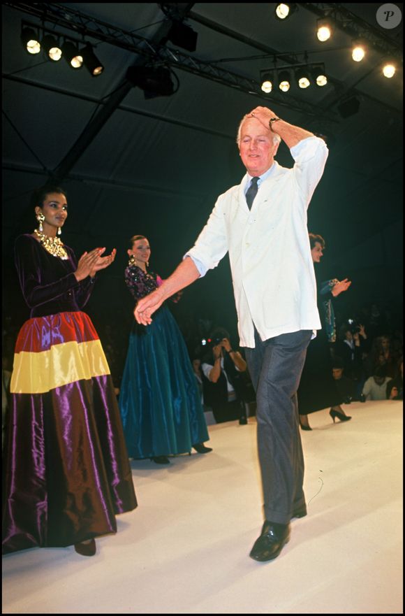 Archives - Le couturier Hubert de Givenchy en 1992 à Paris.