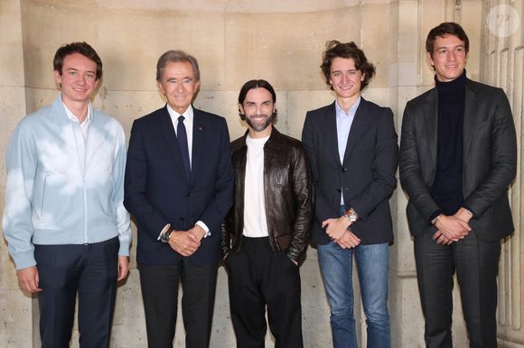 Frédéric Arnault, Bernard Arnault, Nicolas Ghesquière, Jean Arnault et Alexandre Arnault posent après le Défilé de mode Louis Vuitton, Prêt-à-porter Printemps / Eté 2023 dans le cadre de la Fashion Week de Paris, France, le 04 Octobre 2022. 

© Olivier Borde / Bertrand Rindoff / Bestimage