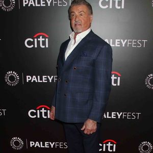 S’il conserve son énergie, son corps porte les traces de sa carrière physique, avec cinq opérations du dos, trois arthrodèses cervicales et plusieurs interventions aux épaules, aux genoux, aux chevilles et aux poignets.

Sylvester Stallone assiste à la projection de la série Tulsa King lors du PaleyFest NY 2026 au Paley Museum, à New York, le 10 octobre 2026.