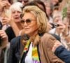 En France, Sheila a exprimé sa profonde tristesse face à la perte de son ami et collaborateur, qui avait notamment posé sa voix sur son album "Venue d'ailleurs".

Sheila arrive aux obsèques de Françoise Hardy au crématorium du cimetière du Père-Lachaise à Paris, France, le 20 juin 2024. 

© Jacovides-Moreau/Bestimage