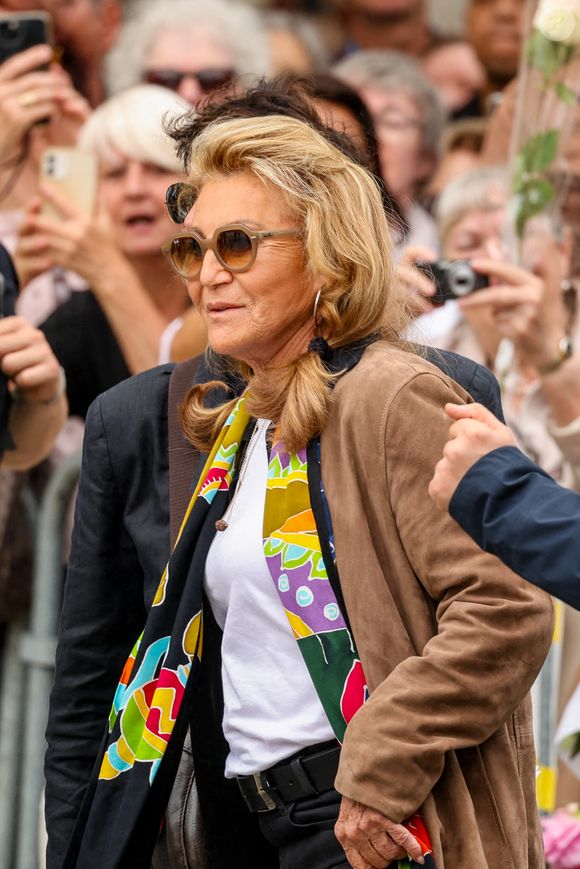 En France, Sheila a exprimé sa profonde tristesse face à la perte de son ami et collaborateur, qui avait notamment posé sa voix sur son album "Venue d'ailleurs".

Sheila arrive aux obsèques de Françoise Hardy au crématorium du cimetière du Père-Lachaise à Paris, France, le 20 juin 2024. 

© Jacovides-Moreau/Bestimage