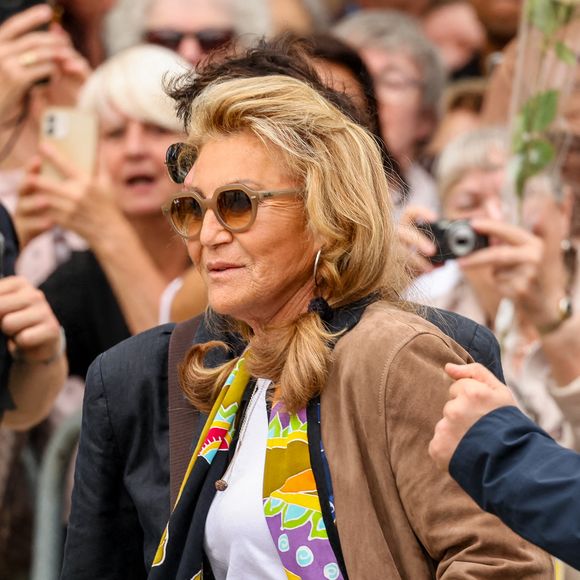 En France, Sheila a exprimé sa profonde tristesse face à la perte de son ami et collaborateur, qui avait notamment posé sa voix sur son album "Venue d'ailleurs".

Sheila arrive aux obsèques de Françoise Hardy au crématorium du cimetière du Père-Lachaise à Paris, France, le 20 juin 2024. 

© Jacovides-Moreau/Bestimage