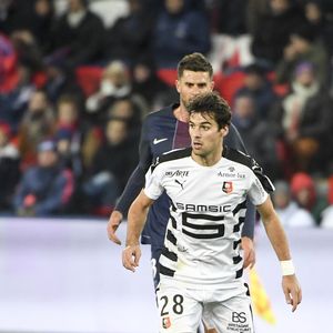 Yoann Gourcuff - Karine Ferri encourage son compagnon Yoann Gourcuff lors du match Psg-Rennes au Parc des Princes à Paris le 6 novembre 2016.  (victoire 4-0 du Psg)  © Pierre Perusseau/Bestimage