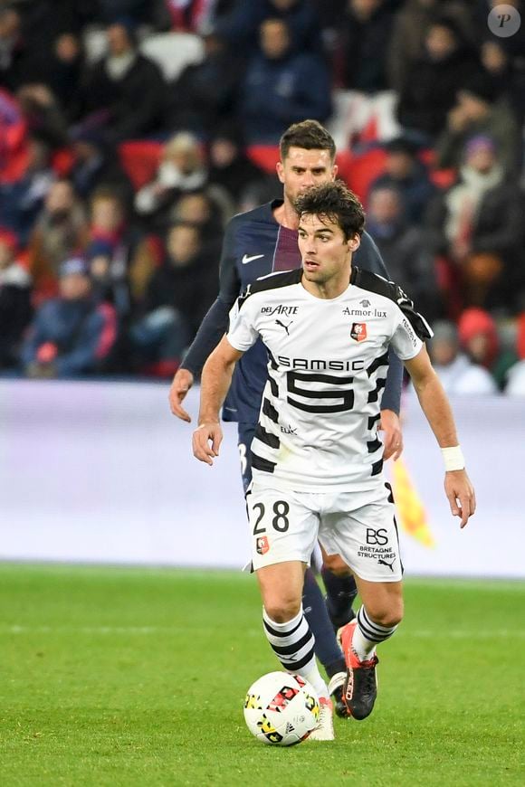 Yoann Gourcuff - Karine Ferri encourage son compagnon Yoann Gourcuff lors du match Psg-Rennes au Parc des Princes à Paris le 6 novembre 2016.  (victoire 4-0 du Psg)  © Pierre Perusseau/Bestimage