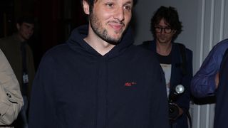 "Je ne suis plus habitué à parler" : Vianney est sorti de sa cabane isolée et éloignée de Paris