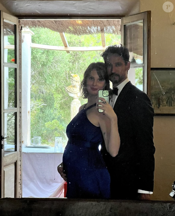 "Une semaine avec Hero Juni Angeline Coppet. Débordante d'amour au-delà de toute imagination", a-t-elle légendé.

Stany Coppet et sa compagne Jasmine sur Instagram