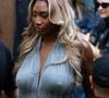 Elle évoque des « raisons indépendantes de [sa] volonté » sans donner davantage d’explications.

Aya Nakamura  au défilé Balenciaga Collection Haute Couture Automne/Hiver 2025-2026 lors de la Fashion Week de Paris (PFW), à Paris, France, le 9 juillet 2025. © Thibault Duboucher/Bestimage