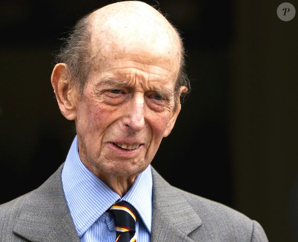 Le prince Edward, duc de Kent, regarde trois cornemuseurs des Royal Scots Dragoon Guards jouer à l'occasion de son 89ème anniversaire au palais de Kensington à Londres, le 9 octobre 2024. 
© Alpha / Bestimage
