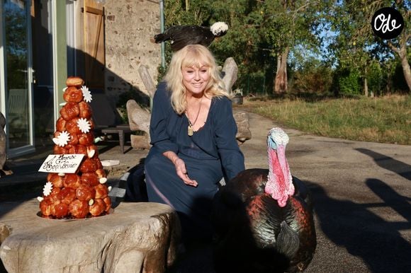 Exclusif - Mylène Demongeot a fêté son 81ème anniversaire en compagnie de Henry-Jean Servat, de la chanteuse Irène Roussel et de ses amis du Refuge, dans sa ferme en Mayenne, à Châtelain. Le 1er octobre 2016 Daniel Angeli - Stephane Mulys / Bestimage