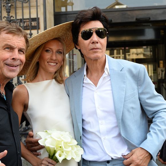 Les jeunes mariés, Jean-Luc Lahaye et sa femme Paola (Lahaye-Aubin) à la sortie de la mairie du 18ème arrondissement de Paris - J.L.Lahaye s'est marié en secondes noces avec sa compagne P.Aubin à la mairie du 18ème arrondissement de Paris, le 2 juillet 2025. © Agence / Bestimage