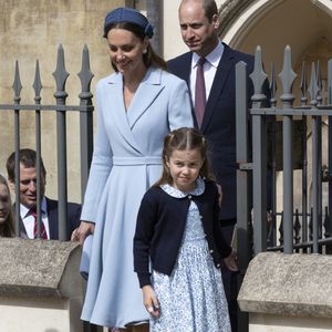 Le prince William, duc de Cambridge, et Catherine (Kate) Middleton, duchesse de Cambridge et la princesse Charlotte de Cambridge, arrivent à la chapelle Saint-Georges de Windsor pour assister à la messe de Pâques, le 17 avril 2022.