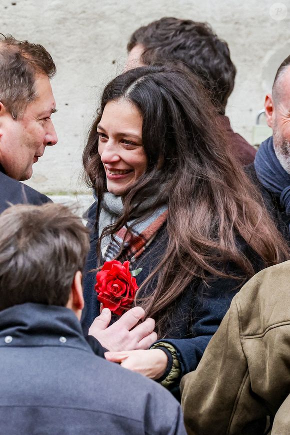 Gabrièle Laborde, la fille de la défunte - Arrivées aux obsèques de C.Laborde en l’église Saint-Roch à Paris, le 6 février 2025. Décédée le 28 janvier 2025 à l'âge de 73 ans, l'ancienne présentatrice météo de TF1 (1988 - 2017) était atteinte de la maladie neurodégénérative à corps de Lewy. 
© Jacovides - Moreau / Bestimage