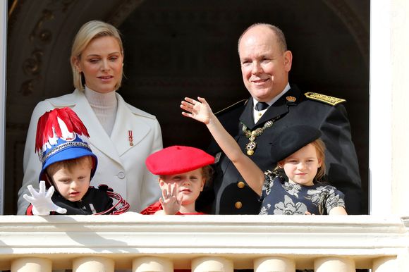 La princesse Charlene et le prince Albert II de Monaco, leurs enfants le prince Jacques et la princesse Gabriella, Kaia Rose Wittstock - La famille princière de Monaco au balcon du palais lors de la Fête nationale monégasque à Monaco. Le 19 novembre 2019
Dominique Jacovides / Bestimage