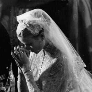 Cette pièce d'exception avait marqué les mémoires lors d'un grand mariage royal en 1964.

Le Prince Rainier et Grace Kelly se marient à la cathédrale de Monaco, le 19 Avril 1956.


© Keystone Press Agency/ZUMA Press Wire