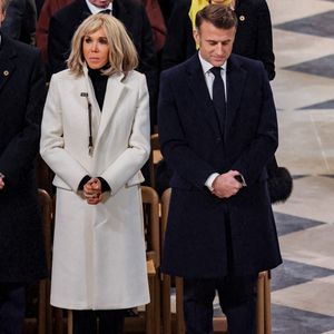 Un pigeon de Paris s'invite à la cérémonie aux côtés du président de la République française, Emmanuel Macron et de Brigitte Macron - Messe de consécration du mobilier liturgique de la cathédrale Notre-Dame de Paris, le 8 décembre 2024.
© Cyril Moreau / Bestimage