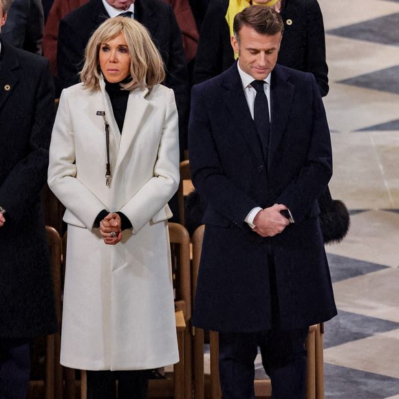 Un pigeon de Paris s'invite à la cérémonie aux côtés du président de la République française, Emmanuel Macron et de Brigitte Macron - Messe de consécration du mobilier liturgique de la cathédrale Notre-Dame de Paris, le 8 décembre 2024.
© Cyril Moreau / Bestimage