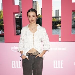 Face au photocall rose bonbon installé sur les bords de Seine, elle a pris la pose dans un look résolument casual, maîtrisant à la perfection l'art du "chic sans effort". 

Carmen Kassovitz (fille de Mathieu Kassovitz) - Photocall Prime Video "Elle" Summer Party au Noti Club à Paris le 6 juillet 2026. © Coadic Guirec/Bestimage