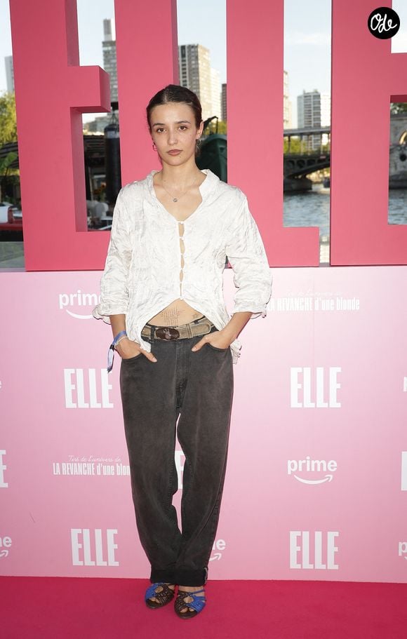 Face au photocall rose bonbon installé sur les bords de Seine, elle a pris la pose dans un look résolument casual, maîtrisant à la perfection l'art du "chic sans effort". 

Carmen Kassovitz (fille de Mathieu Kassovitz) - Photocall Prime Video "Elle" Summer Party au Noti Club à Paris le 6 juillet 2026. © Coadic Guirec/Bestimage