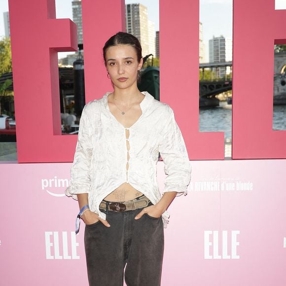 Face au photocall rose bonbon installé sur les bords de Seine, elle a pris la pose dans un look résolument casual, maîtrisant à la perfection l'art du "chic sans effort". 

Carmen Kassovitz (fille de Mathieu Kassovitz) - Photocall Prime Video "Elle" Summer Party au Noti Club à Paris le 6 juillet 2026. © Coadic Guirec/Bestimage