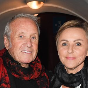 Aujourd'hui, Yves Rénier reste principalement connu pour avoir été la tête d'affiche de la série culte "Commissaire Moulin" sur TF1

Exclusif - Yves Rénier et sa femme Karin lors de la représentation exceptionnelle du spectacle de Vincent Moscato "Complètement Jojo" au théâtre du Gymnase. Paris, le 10 avril 2019.
© Guirec Coadic/Bestimage