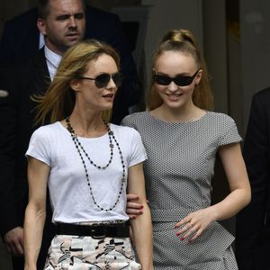 Vanessa Paradis (épouse Benchetrit) et sa fille Lily-Rose Depp - Sorties du défilé de mode "Chanel", collection Haute-Couture automne-hiver 2018/2019, à Paris. Le 3 juillet 2018
Crédit : Agence / Bestimage
