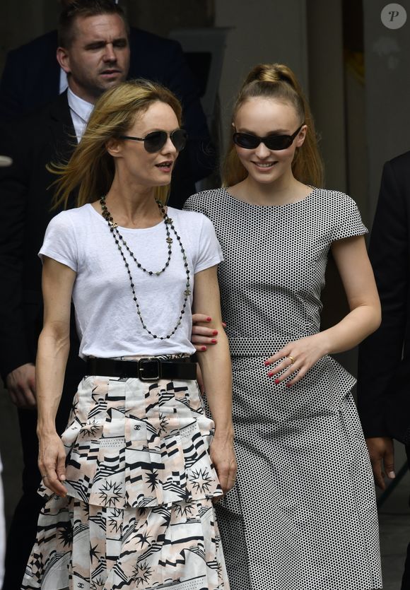 Vanessa Paradis (épouse Benchetrit) et sa fille Lily-Rose Depp - Sorties du défilé de mode "Chanel", collection Haute-Couture automne-hiver 2018/2019, à Paris. Le 3 juillet 2018
Crédit : Agence / Bestimage