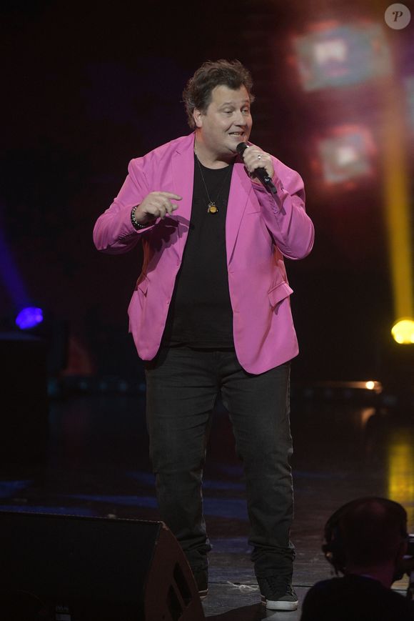 "couché, sous perfusion d’antibiotiques, sans pouvoir bouger".

Sacha Goëller du groupe "Début de Soirée" - Enregistrement de l'émission "Tout le monde chante contre le cancer" au Palais des Congrès à Paris, diffusée le 23 décembre 2024 sur W9. 
L'association "Tout le monde contre le cancer" a le plaisir de vous inviter à son Gala de Noël annuel "Les Stars Relèvent Le Défi" le 6 décembre 2024 au Palais des Congrès !

Photo : Gorassini-Moreau/Bestimage