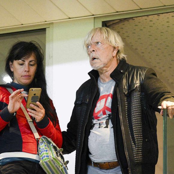 Il peut ainsi rester auprès de Cerise et de ses beaux-fils

Renaud et sa nouvelle compagne Cerise (qui est d'origine Nantaise) assistent au match de football de Ligue Europa entre le FC Nantes contre Qarabag FK  (2-1) à Nantes le 27 octobre 2022.  
Crédit : Panoramic / Bestimage